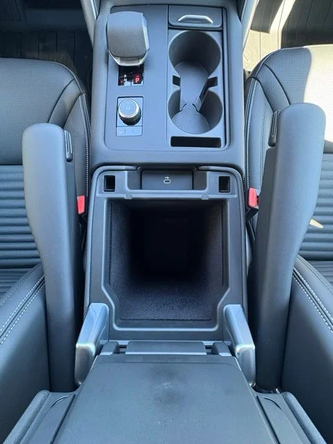 New 2026 Santorini Black Land Rover Dynamic SE image 23