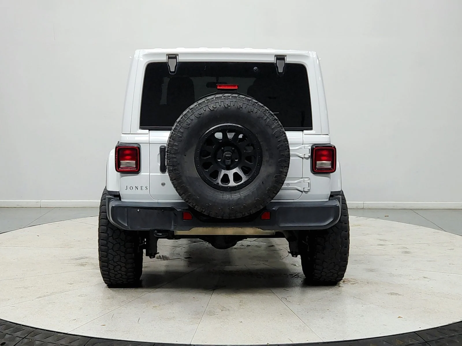 Used 2019 White Jeep Unlimited Sahara image 7