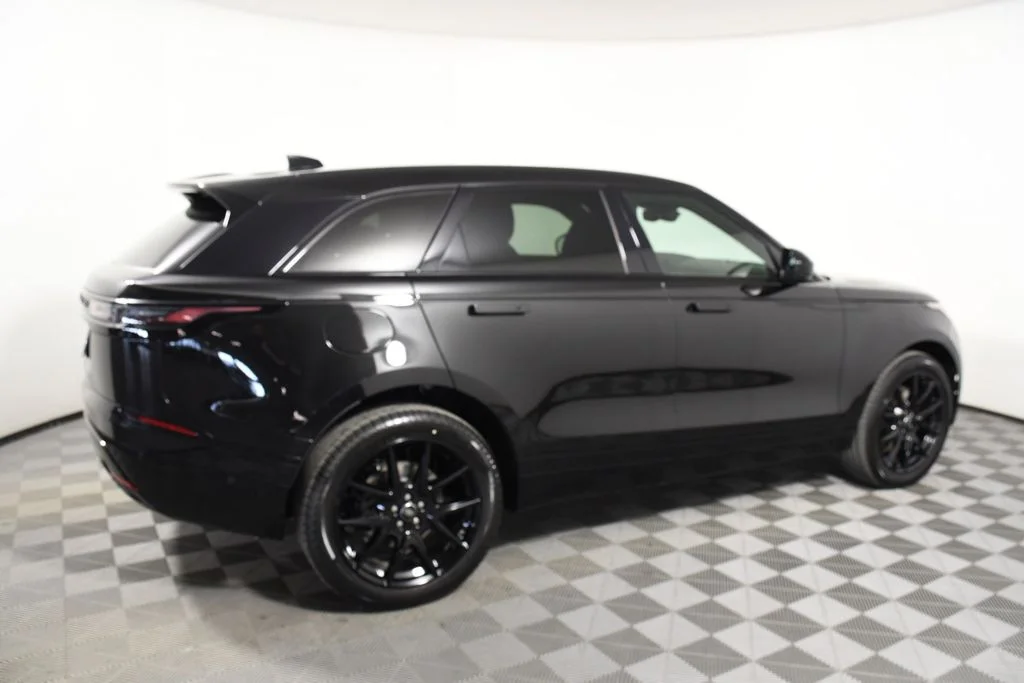 New 2026 Santorini Blk Land Rover Dynamic SE image 7