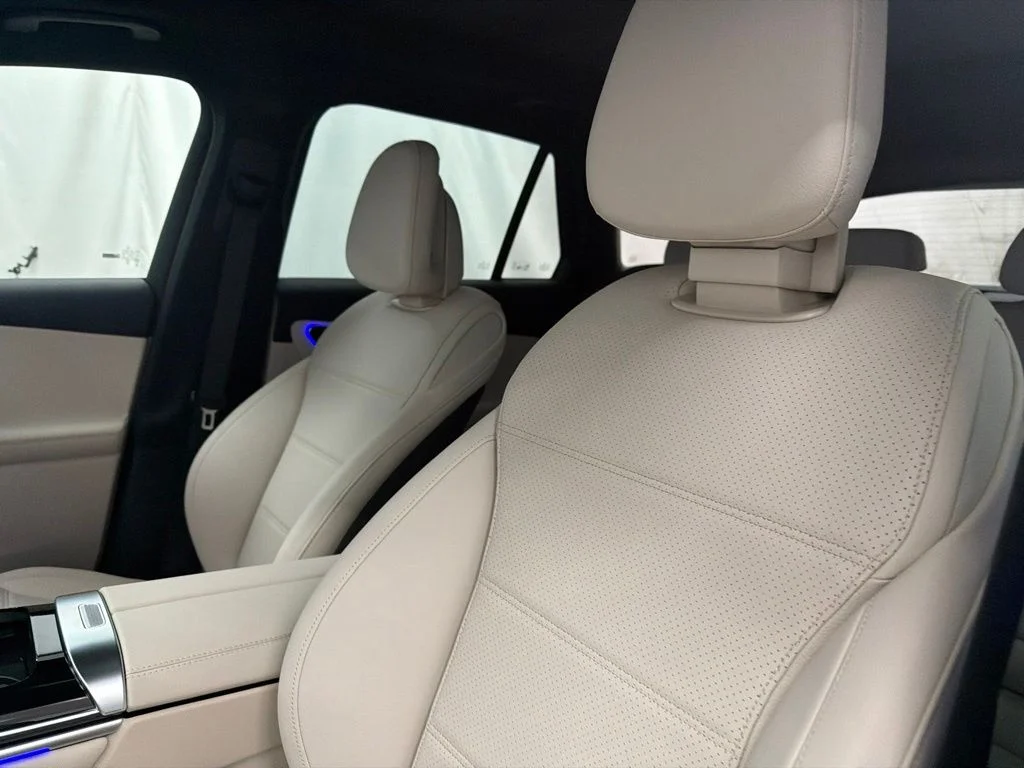 New 2027 White Mercedes-Benz GLC 300 image 13