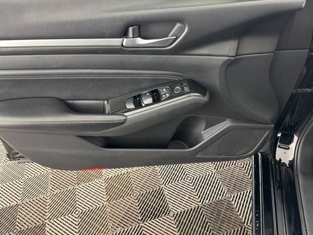 Used 2020 Black Nissan 2.5 SL image 18