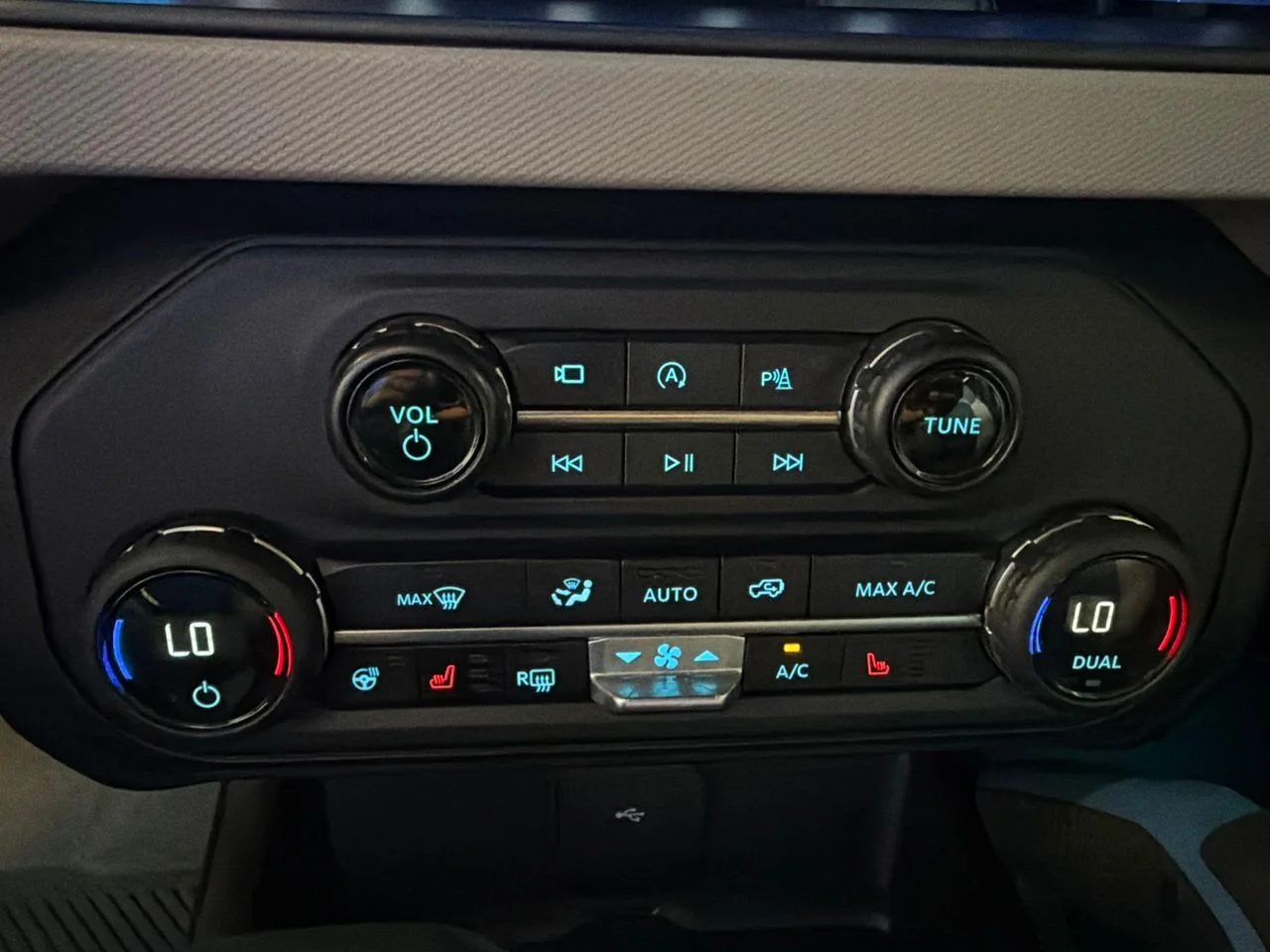 Used 2023 Gray Ford Wildtrak image 29