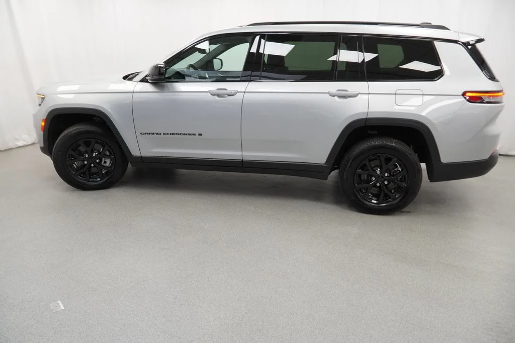 Used 2024 Silver Jeep Altitude X image 14