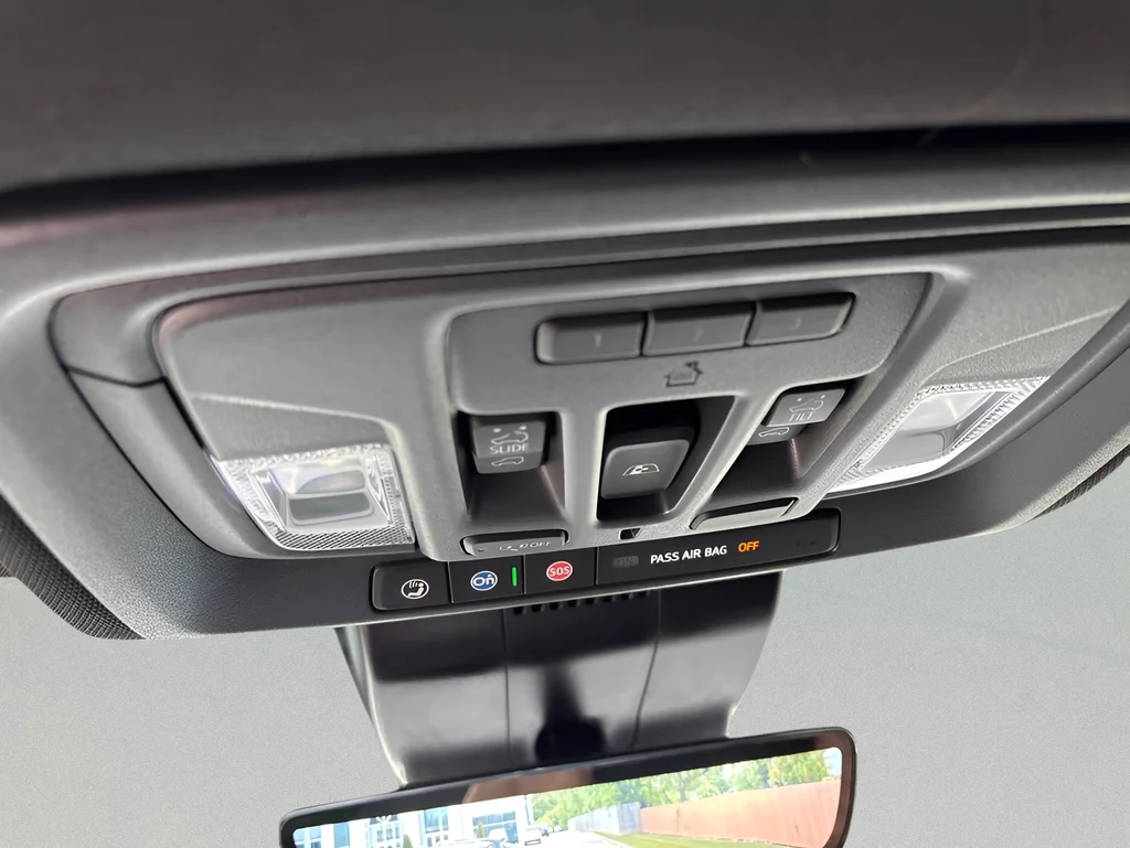 Used 2025 Pearl Chevrolet High Country image 24
