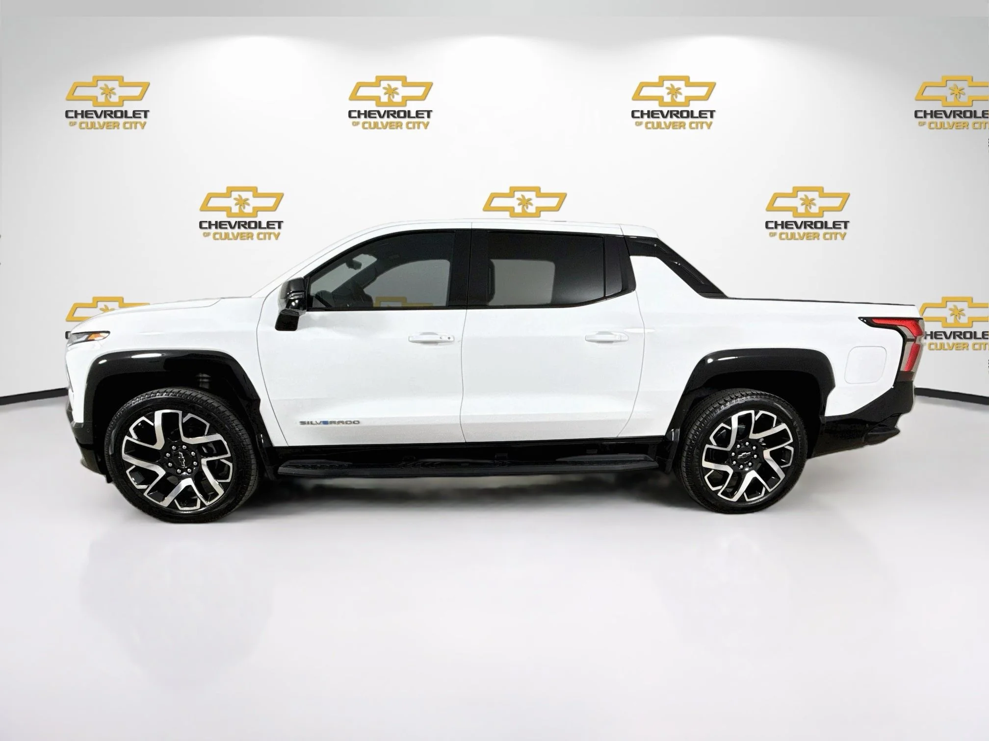 Used 2025 Summit White Chevrolet RST - Extended Range image 5
