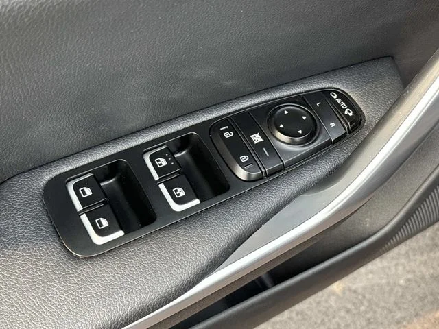 Used 2018 Black Kia  image 26