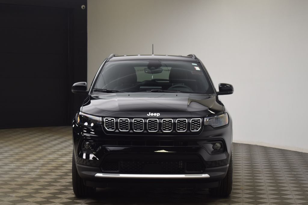 New 2026 Diamond Black Crystal Pearl-Coat Exterior Paint Jeep Limited image 2