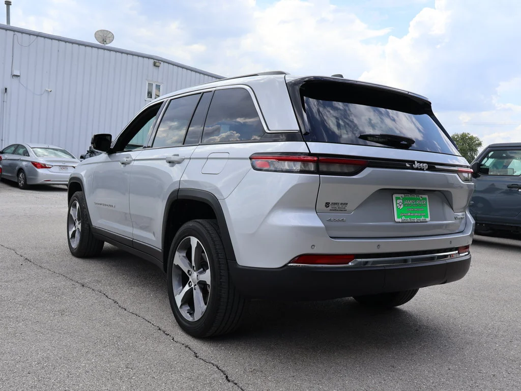 Used 2024 Silver Jeep Limited image 3