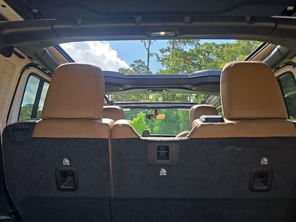 Used 2023 White Jeep Sahara image 12