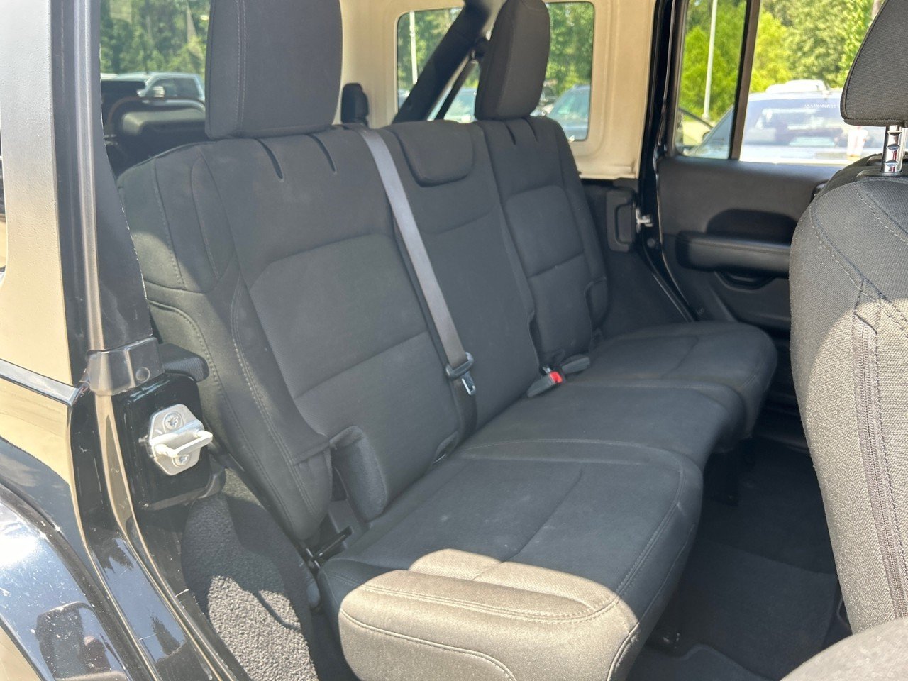 Used 2020 Black Jeep Sahara image 19