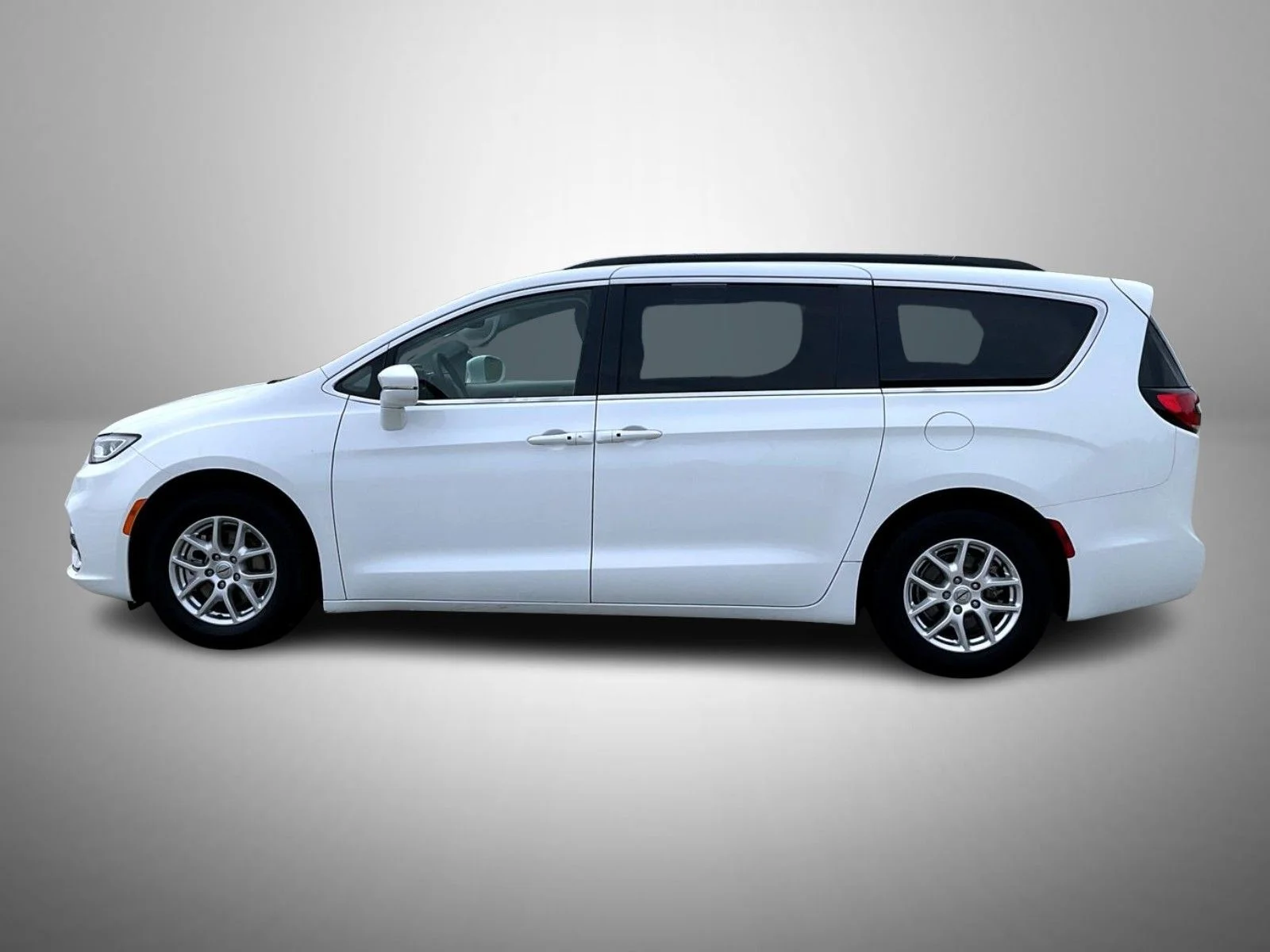 Used 2022 White Chrysler Touring L image 7