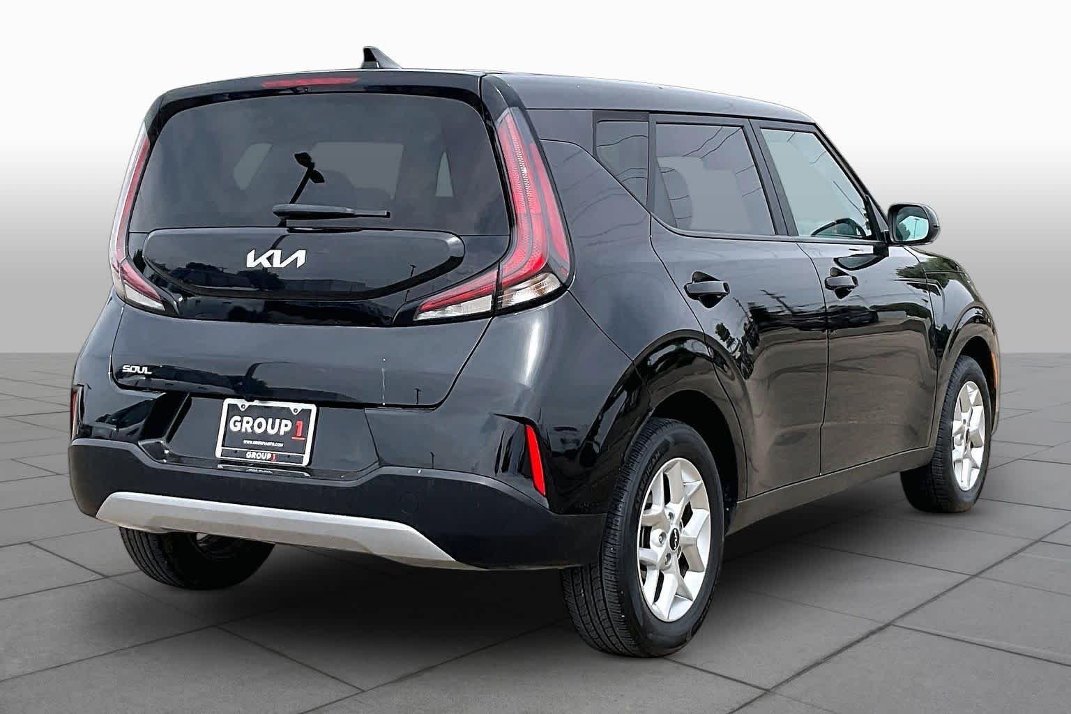 Used 2024 Fusion Black Kia LX image 12