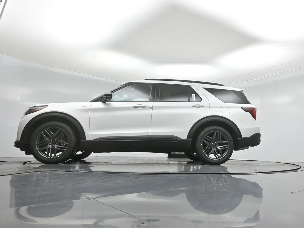 New 2026 Star White Metallic Tri-Coat Ford ST-Line image 6