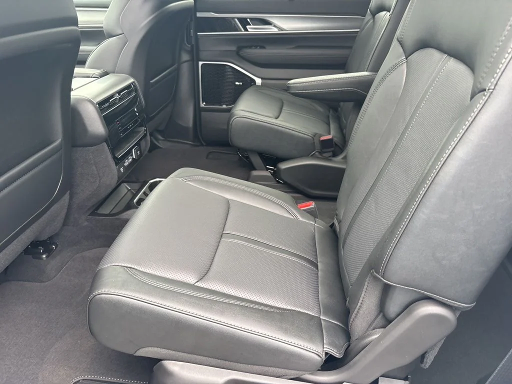 New 2026 Bright White Clear-Coat Exterior Paint Jeep Grand Wagoneer image 34