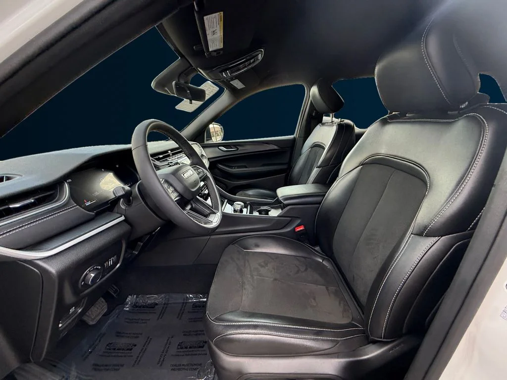 Used 2025 White Jeep Altitude image 10