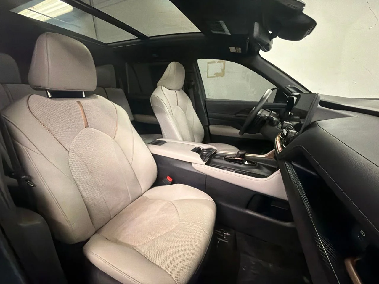 Used 2025 White Toyota MAX Platinum image 28