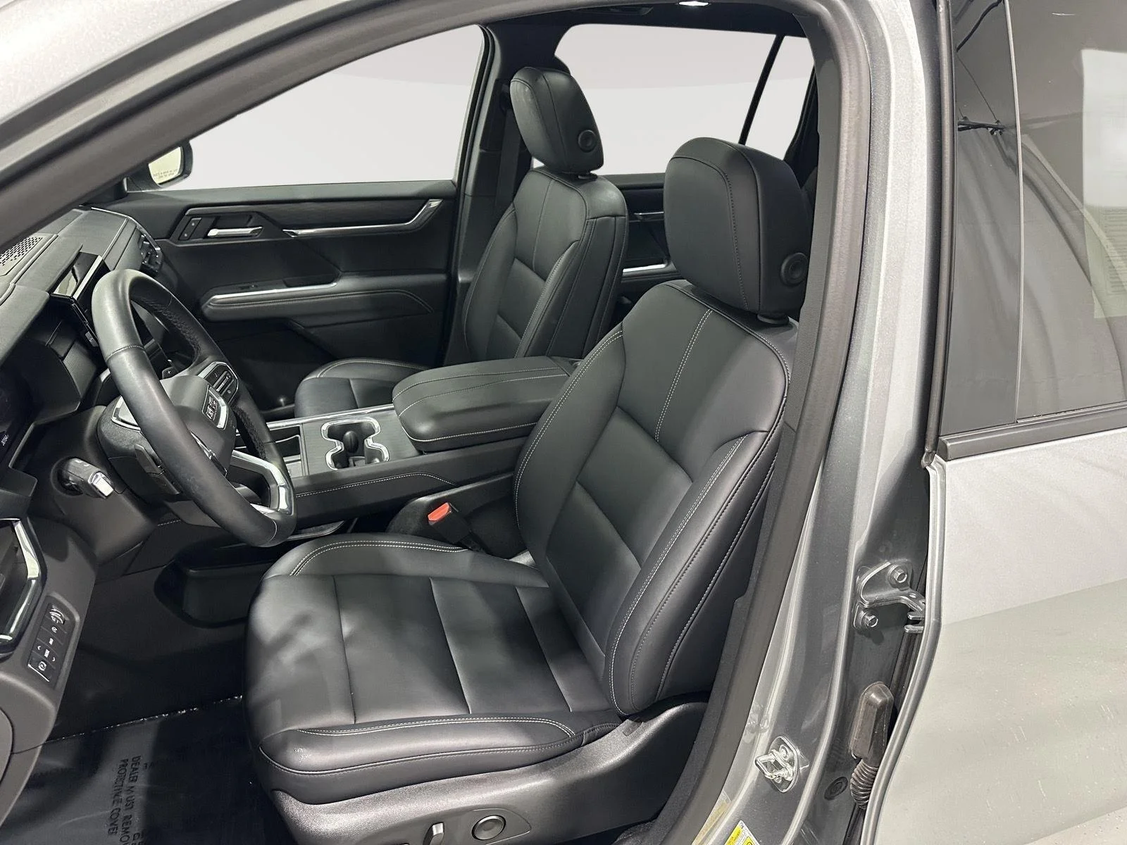 Used 2025 Sterling Metallic GMC Elevation image 19