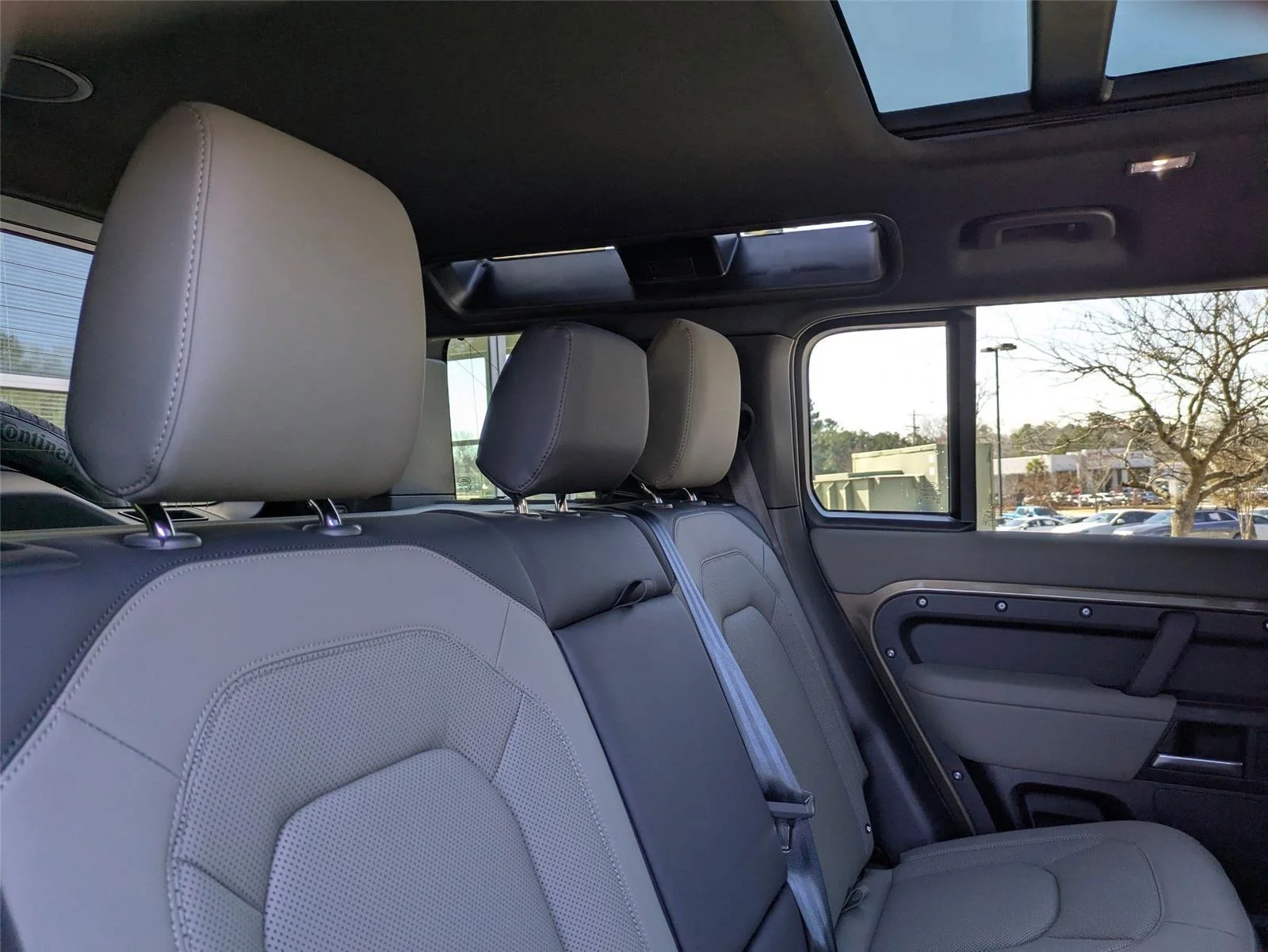Used 2026 Gondwana Stone Metallic Land Rover X-Dynamic SE image 31