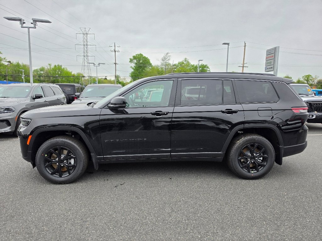 New 2026 Diamond Black Crystal Pearl-Coat Exterior Paint Jeep Laredo image 9