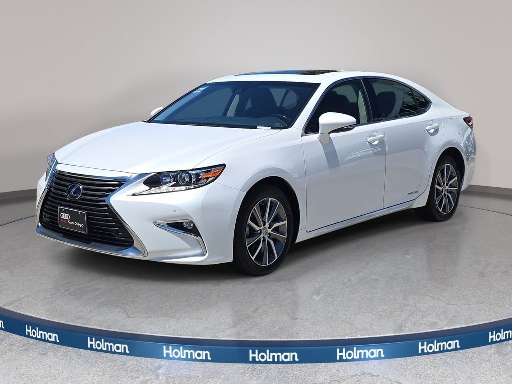 Used 2016 White Lexus 300h image 1