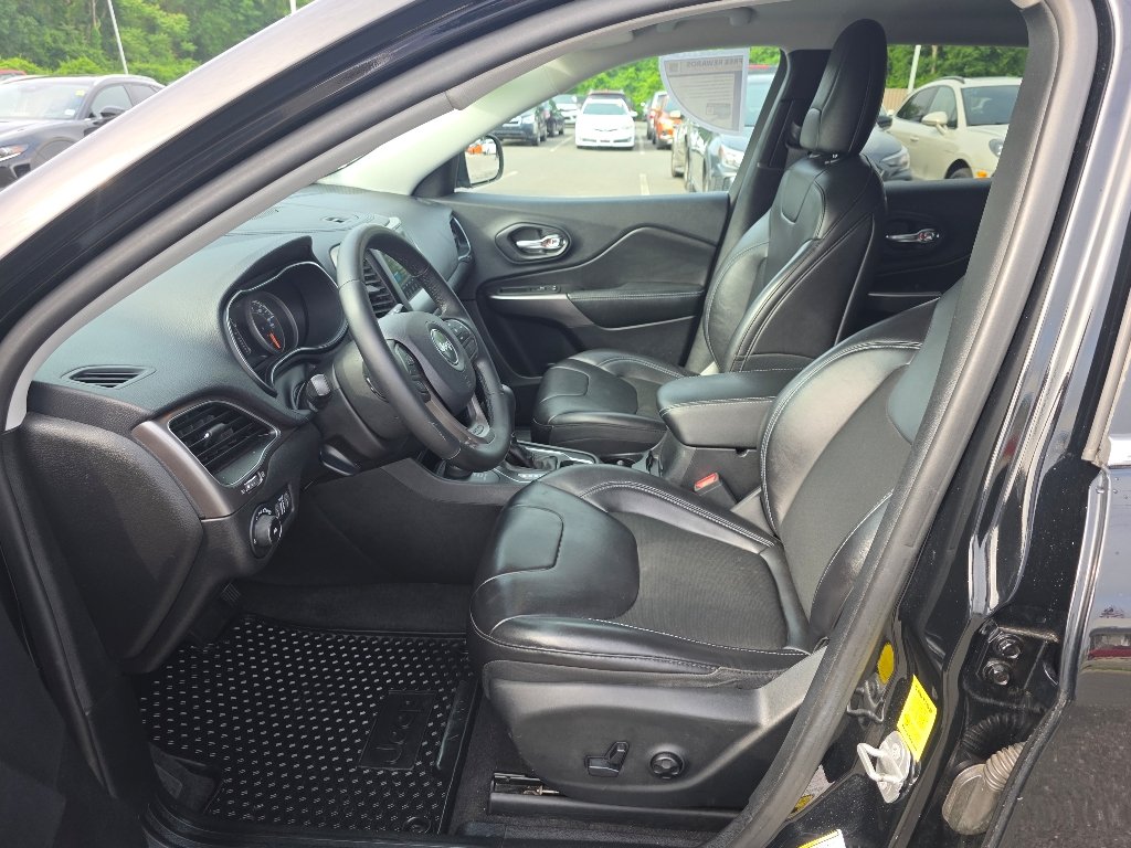 Used 2019 Diamond Black Crystal Pearl Coat Jeep Latitude Plus image 33
