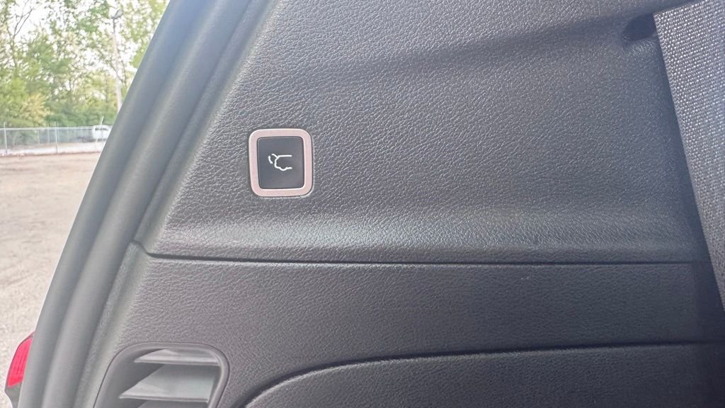 Used 2025 White Chrysler Select image 31