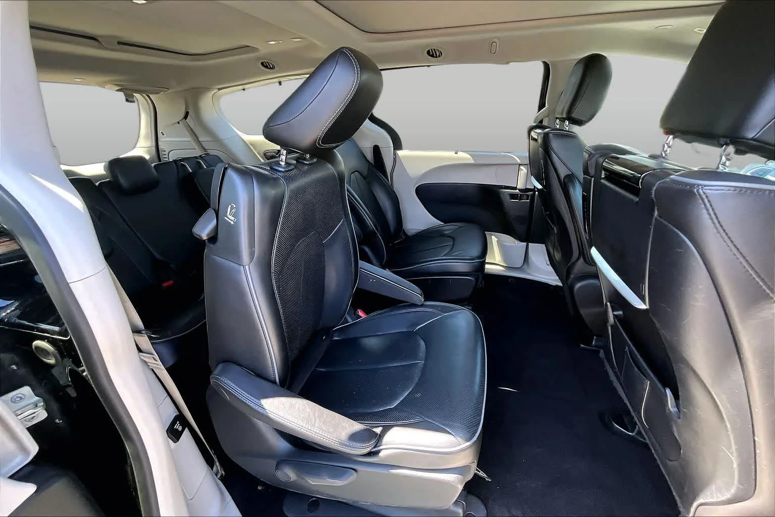 Used 2018 Brilliant Black Crystal Pearlcoat Chrysler Hybrid Limited image 20