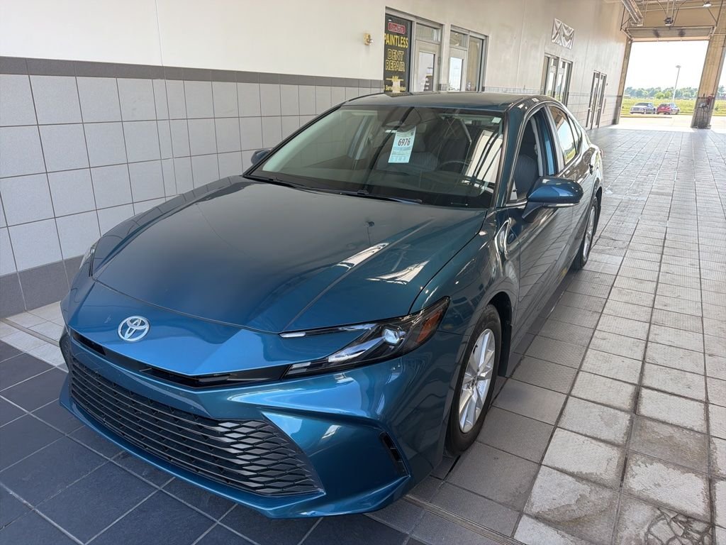 2025 Toyota Camry LE Hybrid's photo