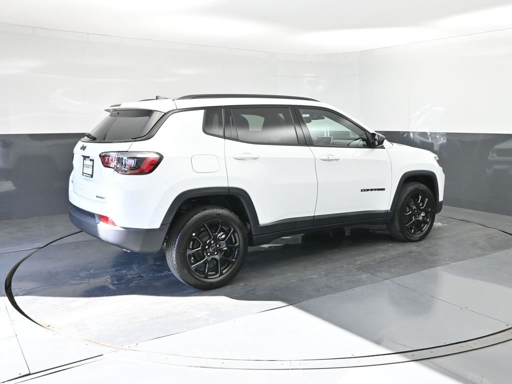 New 2026 Bright White Clear-Coat Exterior Paint Jeep Latitude image 15