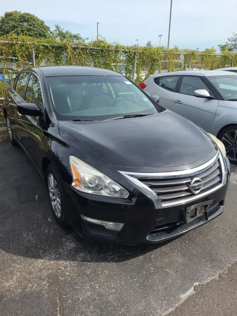 Used 2014 Black Nissan 2.5 S image 2