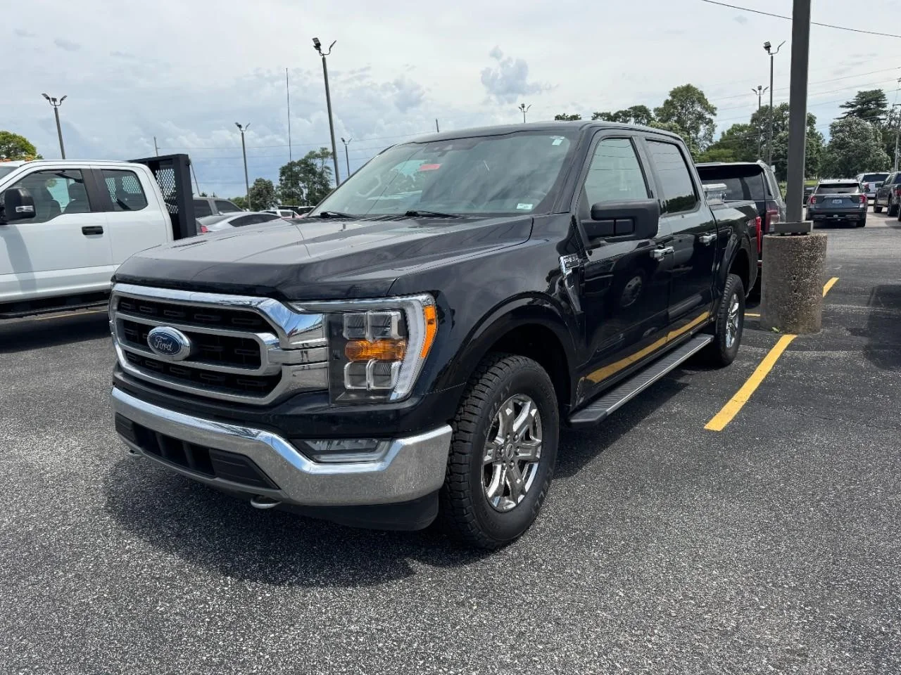 Used 2021 Agate Black Metallic Ford XLT 4WD SuperCrew 5.5' Box image 4