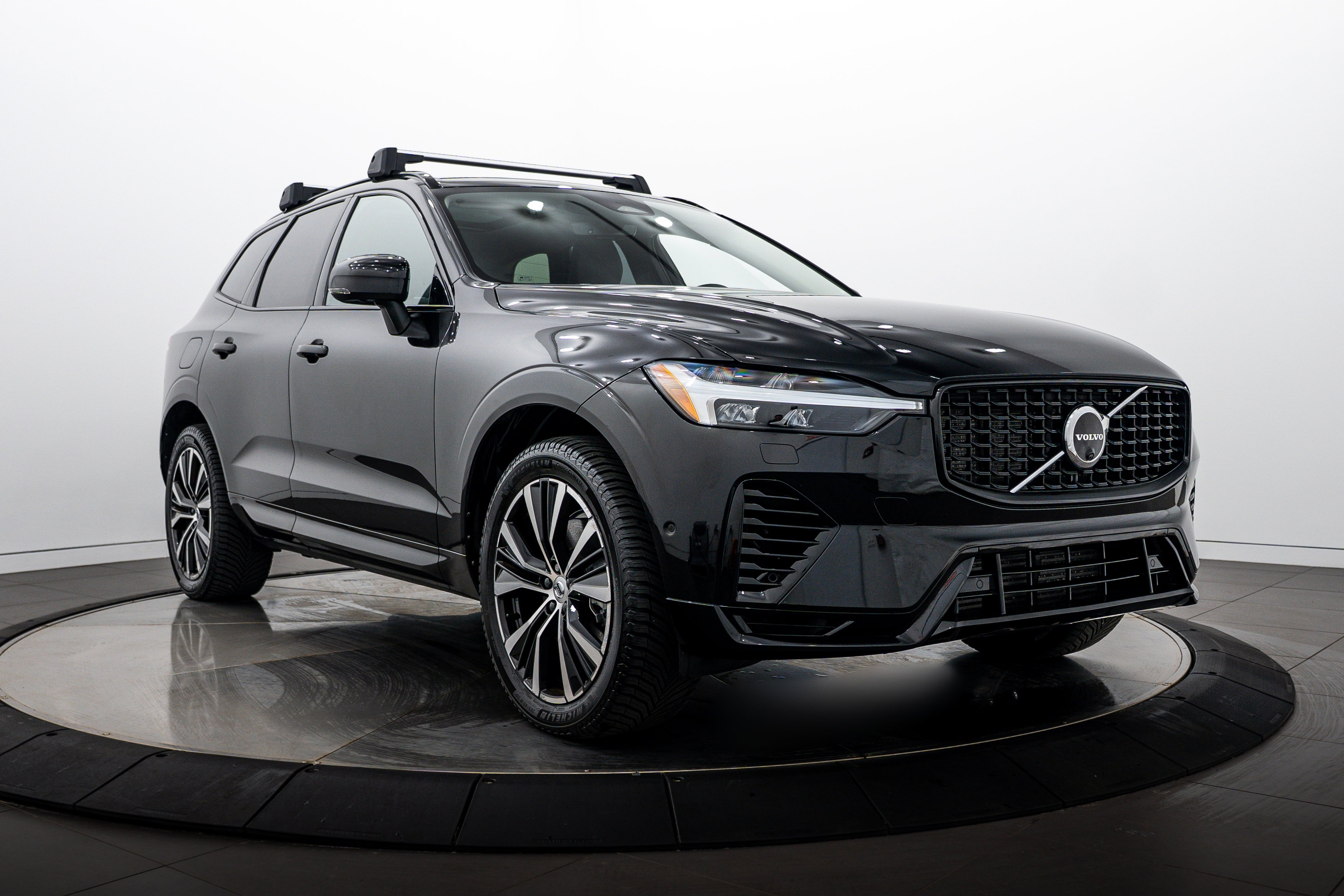 Used 2023 Onyx Black Metallic Volvo Ultimate Dark Theme image 2