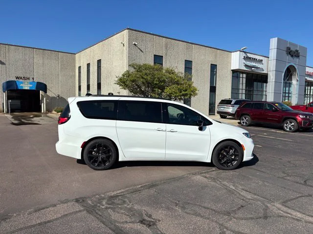 Used 2026  Chrysler Limited image 1