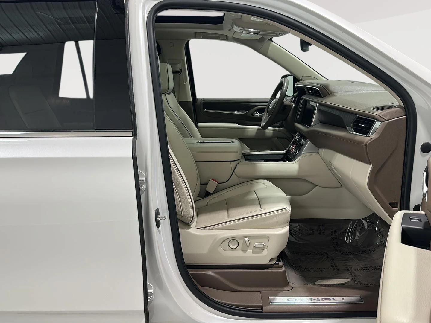 Used 2023 WHITE FROST TRICOAT GMC Denali image 27