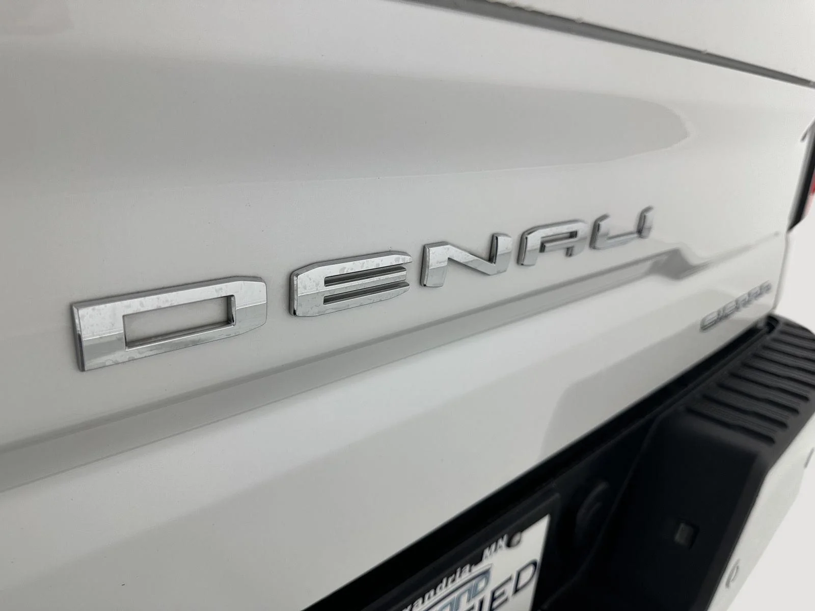 Used 2024 White Frost Tricoat GMC Denali image 31