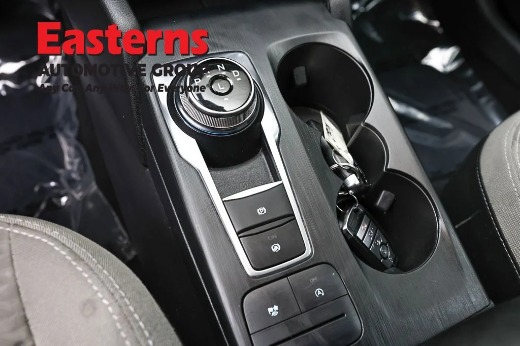 Used 2022 White Ford SE image 13
