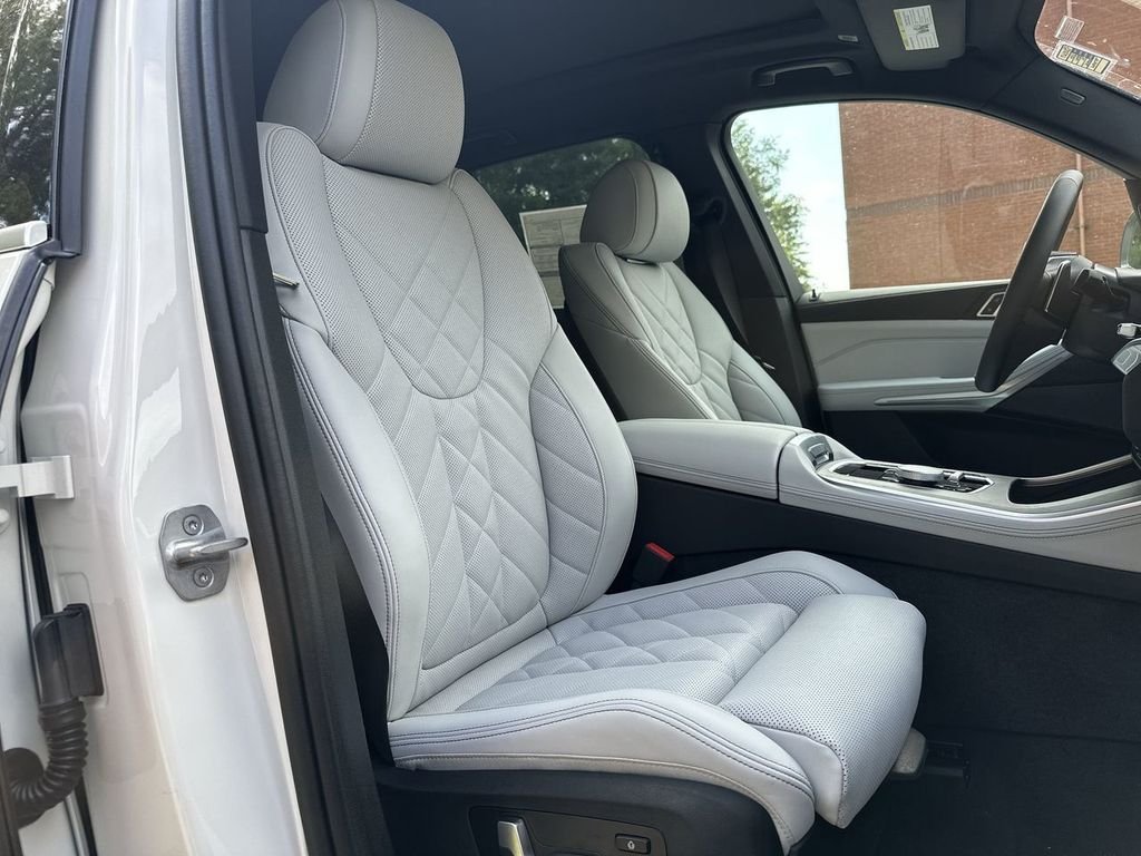Used 2024 White BMW xDrive40i image 48