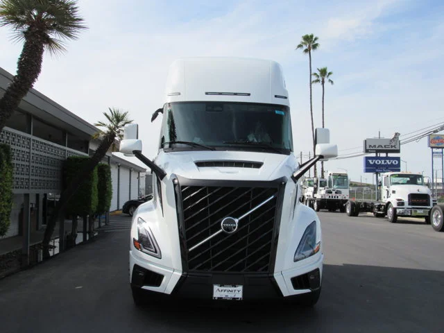 New 2027 GLACIER WHITE Volvo  image 4