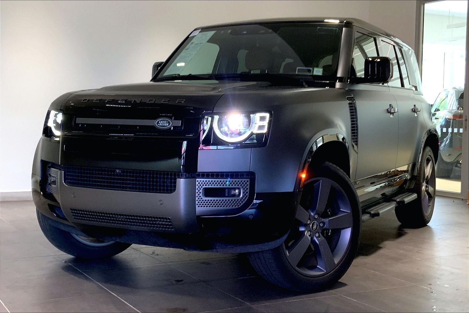 2025 Land Rover Defender 110 V8 P525's photo