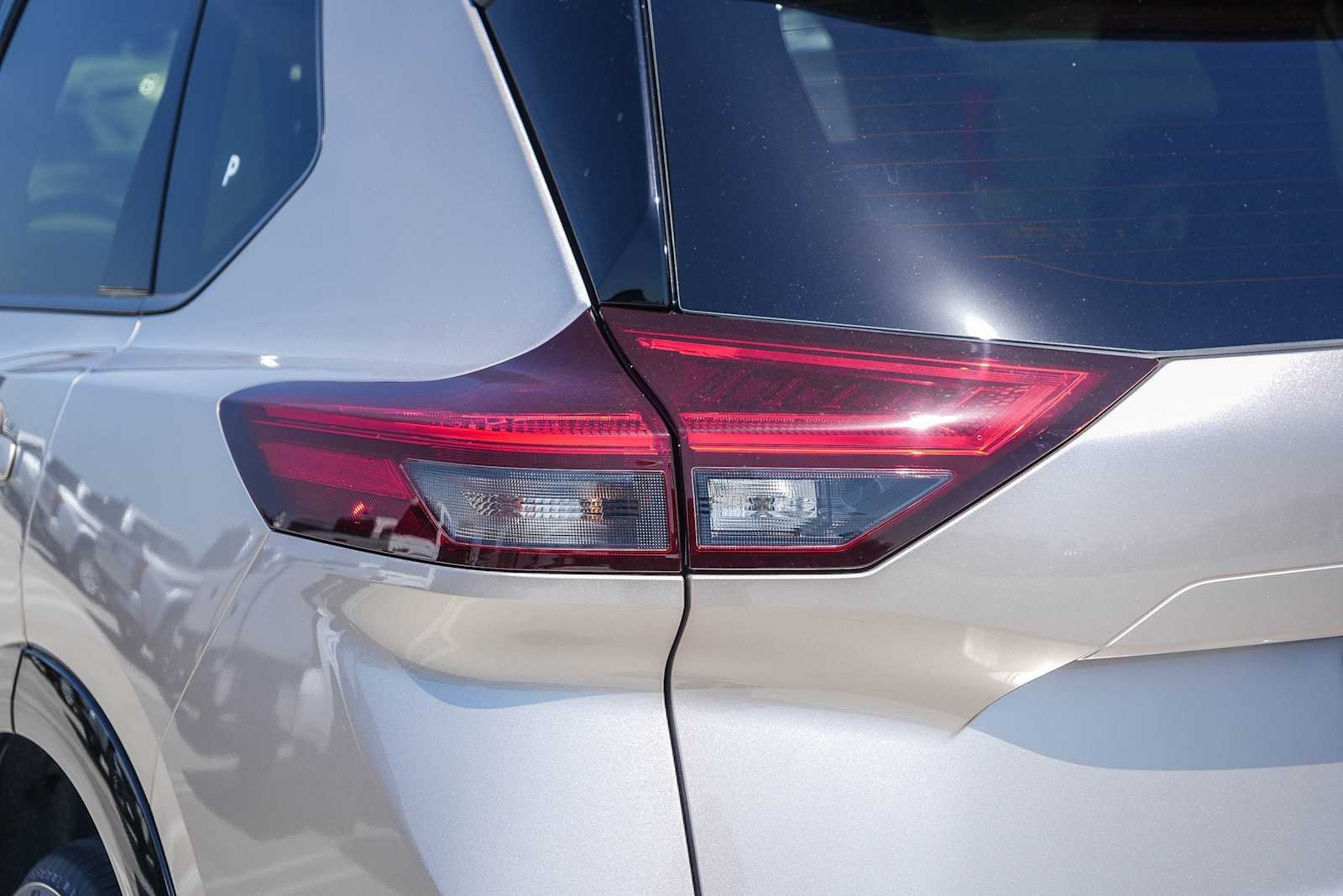 New 2026 Champagne Silver Metallic / Super Black Two-tone Nissan Platinum image 9