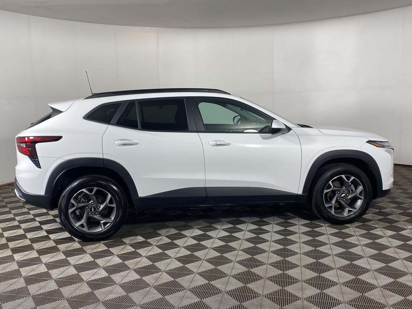 Used 2025 Summit White Chevrolet LT image 9