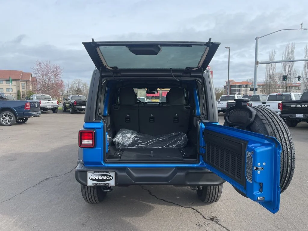 New 2026 Hydro Blue Pearl-Coat Exterior Paint Jeep Sport S image 4