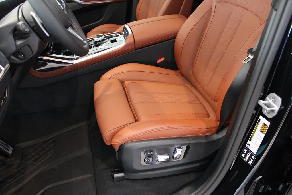 New 2027 Black Sapphire Metallic BMW M60i image 9
