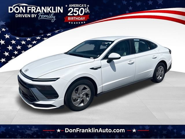 Used 2025 Serenity White Hyundai SE image 1