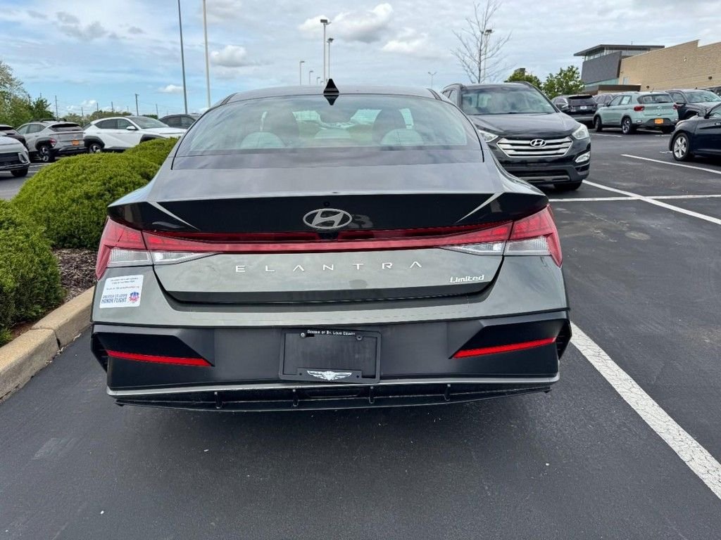 Used 2025 Gray Hyundai Limited image 4
