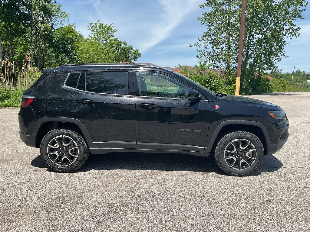 New 2026 Diamond Black Crystal Pearl-Coat Exterior Paint Jeep Trailhawk image 4