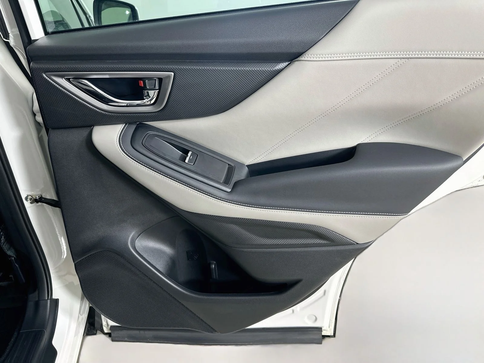 Used 2024 White Subaru  image 40