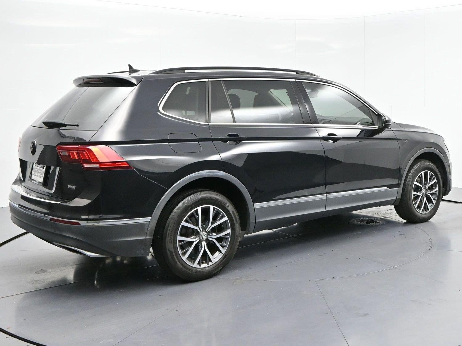 Used 2020 Deep Black Pearl Volkswagen SE image 7