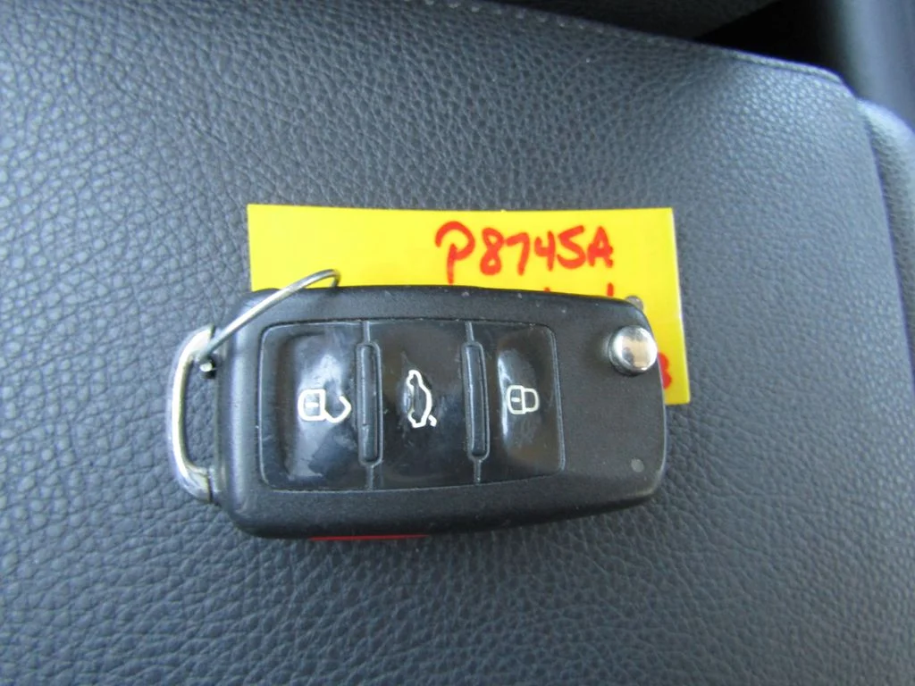 Used 2011  Volkswagen 2.5L SE image 23