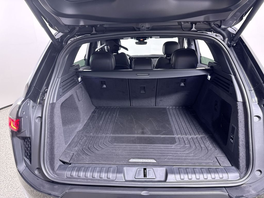 New 2026 SANTORN BLK MET Land Rover SE image 21